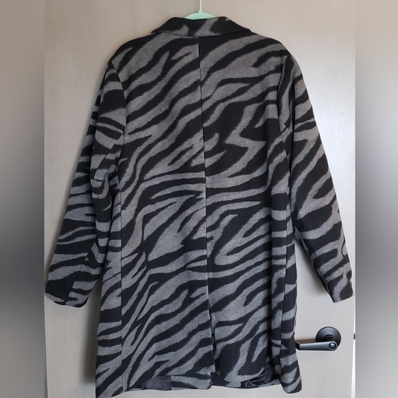 Torrid Jacquard Blazer Style Coat Black & Gray Tiger Stripes Print - 2X - Picture 2 of 8